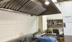 风机轰鸣楼上居民难眠 责令整改店铺两天除噪